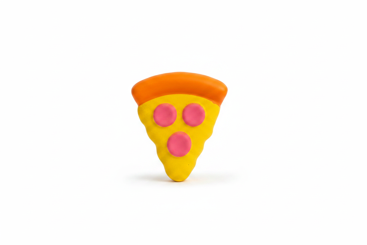 Jucărie antistres felie de pizza pe fundal alb