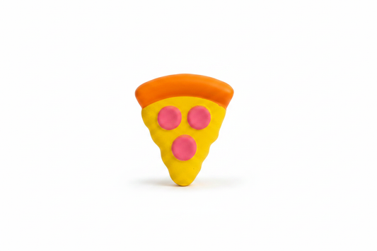 Jucărie antistres felie de pizza pe fundal alb